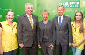 Hermann Schützenhöfer, Beatrix Karl und Reinhold Lopatka mit "Aufgeht`s" Wahlhelferinnen