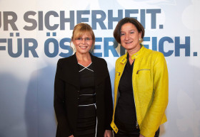 Justizministerin Beatrix Karl mit Innenministerin Johanna Mikl-Leitner bei einer Pressekonferenz