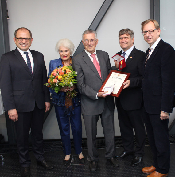 Honorarkonsul Gerold Ortner (Mitte) freute sich gemeinsam mit seiner Gattin Stefanie über die hohe Auszeichnung, die erstmals an einen Ausländer verliehen wurdeFoto: © Land Steiermark / europe direct
