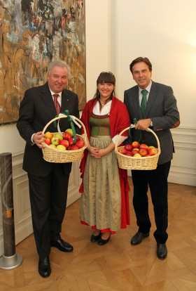 LH-Vize Schützenhöfer, Apfelprinzessin Karin und LH Voves (v.l.)©Steiermark.at