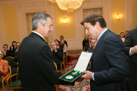 LH Franz Voves übergibt Martin Bartenstein das Große Goldene Ehrenzeichen mit Stern © Frankl