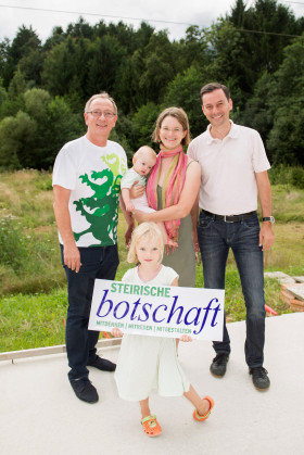 LGF Detlev Eisel-Eiselsberg, die Gewinnerin Eva Heizmann mit ihren Kindern und Bezirksparteiobmann BR Bgm. Mag. Ernst Gödl © Foto Fischer/stvp