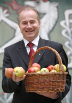 LR Seitinger mit dem steirischen Apfel als Symbol für steirischen Zusammenhalt ©Schiffer