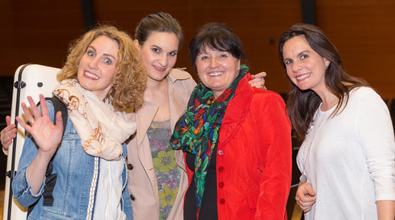 Landesleiterin LAbg. Manuela Khom und die Dornrosen  © Petru