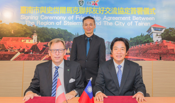Landesrat Buchmann unterzeichnete gemeinsam mit Ching-Te Lai (r.) das Partnerschaftsabkommen zwischen der Steiermark und Tainan © Stadt Tainan