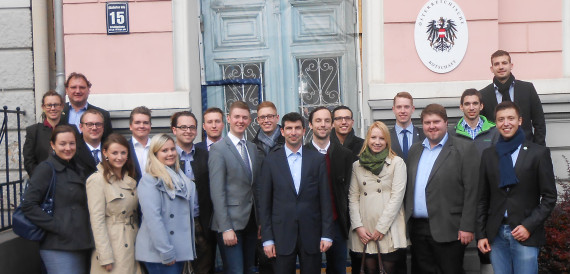  JVP-Delegation mit Botschafter Dr. Arad Benkö vor der Österreichischen Botschaft in Riga