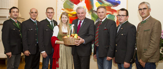 Mit Vertretern der Obstbauern war Anna-Maria I. zu Gast in der Grazer Burg   © Fotos: steiermark.at/Leiß