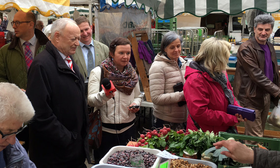 Präsidentschaftskandidat Andreas Khol am Bauernmarkt in Leoben.