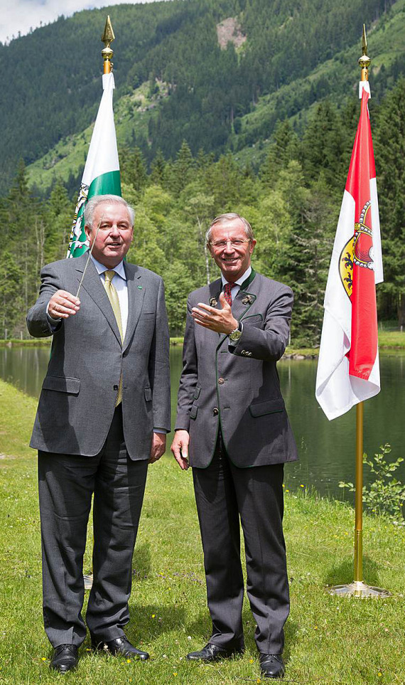 Dirigenten der Bundesländer: LH Hermann Schützenhöfer und LH Wilfried Haslauer auf der Waldhäuslalm.     © Bilder: Steiermark.at/Leiss