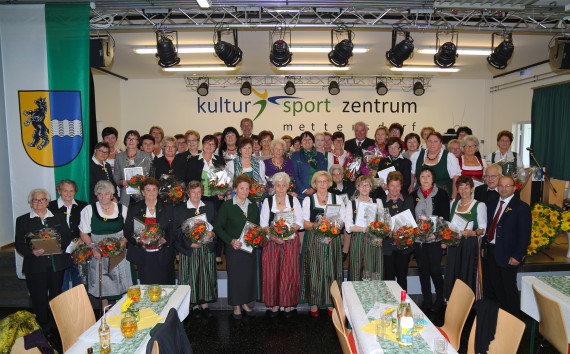 Die Landesleiterin der VP-Frauen, zweite Landtagspräsidentin LAbg. Manuela Khom und LH Hermann Schützenhöfer mit allen Geehrten