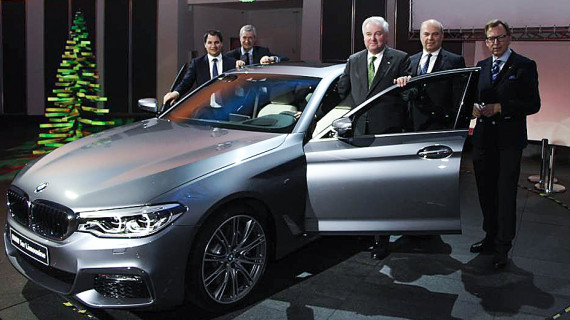 Projektleiter Johann Kistler (4.v.l.) präsentierte Schickhofer (1.v.l.), Schützenhöfer (3.v.l.) und Buchmann (r.) die neue BMW 5er Limousine   © Land Steiermark