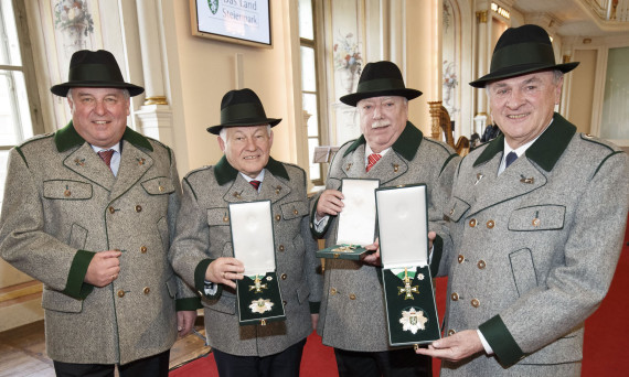 Im Rahmen der Verleihung der Auszeichnungen überreichte LH Schützenhöfer (l.) LH Pühringer, LH Häupl und LH Pröll (v.l.) einen "Schladminger" sowie einen Ausseer Hut.   © steiermark.at/Scheriau