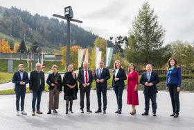 LH Christopher Drexler und LH-Stv. Anton Lang flankiert von den weiteren Mitgliedern der Landesregierung und den Klubobleuten der Regierungsparteien. © LandSteiermark/Binder