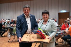 Bgm. Franz Jost und Manuel Khom mit Reisenbummler (c) STVP