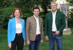 Landesobfrau Landesrätin Simone Schmiedtbauer, Bauernbunddirektor Bernd Brodtrager und der scheidende Direktor Franz Tonner