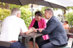Manuela Khom und Franz Fartek im Gespräch mit Bürgermeister Josef Ober © STVP
