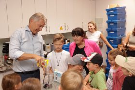 Johann Winkelmaier und Manuela Khom mit Kindern beim Ferien(s)pass in Fehring © STVP