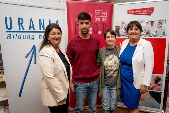 Foto - Landeshauptmann-Stellvertreterin Manuela Khom mit AMS-Geschäftsführerin Yvonne Popper-Pieber und den beiden Absolventen Bahman Murtaza und Flora Storm