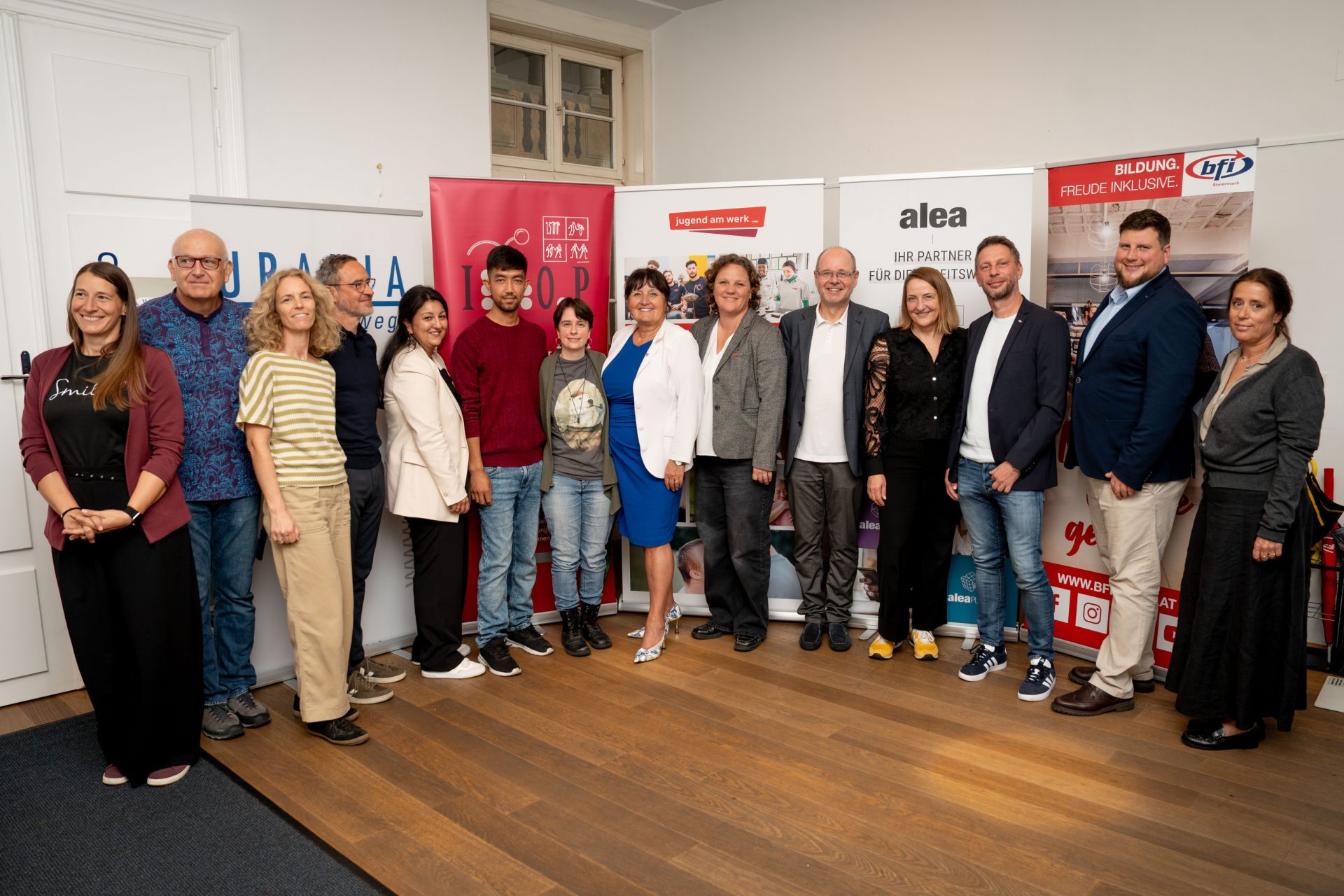Foto - LH-Stv. Khom mit den Vertretern aller Partnerorganisationen der Pflichtabschlusslehrgänge
