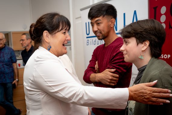 Foto - LH-Stv. Khom gratulierte den Absolventen Bahman Murtaza und Flora Storm