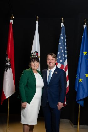 Landeshauptmann-Stv. Manuela Khom und US-Botschafter Arthur G. Fischer © StVP/Michaela Lorber