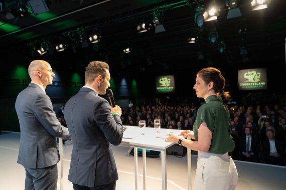 Landesrat Willibald Ehrenhöfer und Klubobmann Lukas Schnitzer begrüßten die Gäste © StVP/Michaela Lorber