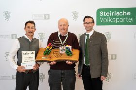 Bgm. Emanuel Pfeifer, der neue steirische Schnapserkönig Johann Doppelhofer und LGF Bgm. Georg Preßler © Steirische Volkspartei