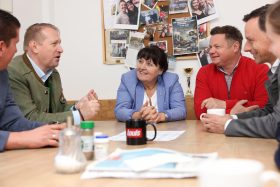ÖAAB-Landesobmann BR Günther Ruprecht, Landeshauptmann-Stv. Manuela Khom und BPO Ernst Gödl im Gespräch © Benjamin Gasser