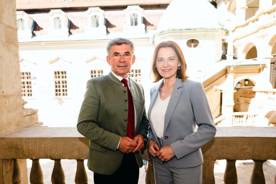 Energiesprecher Franz Fartek und Energielandesrätin Simone Schmiedtbauer © StVP-Klub