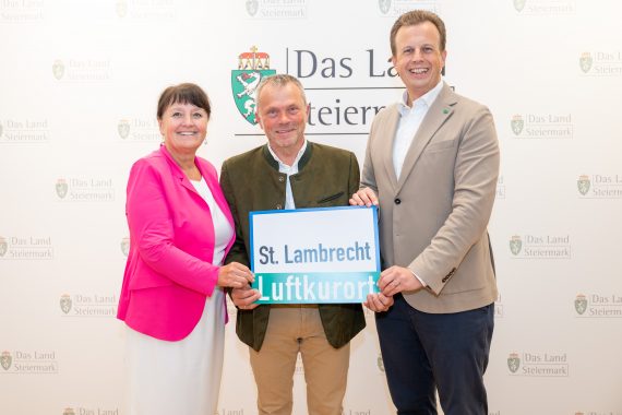 Landeshauptmann-Stv. Manuela Khom, Bürgermeister Fritz Sperl und Gesundheitslandesrat Dr. Karlheinz Kornhäusl freuen sich über die Auszeichnung von St. Lambrecht als Luftkurort