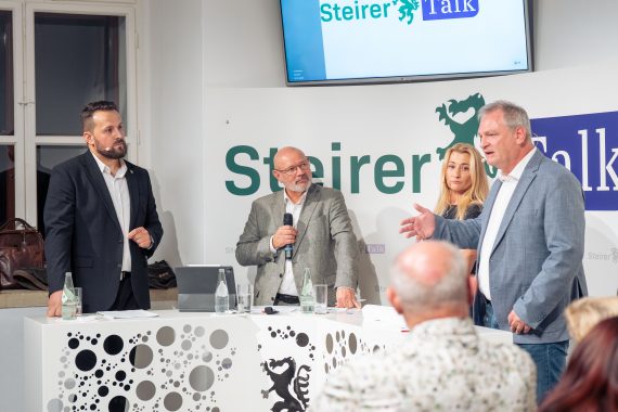 Podium mit Imam Fikret Fazlić, Moderator Dietmar Halper, Schulleiterin Barbara Gmeiner, Schulleiter Christian Klar © StVP_Platzer